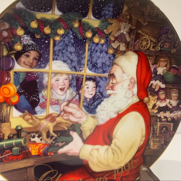 Avon Christmas Plate 8.25” 1996 Santa's Loving Touch. - Picture 2 of 5